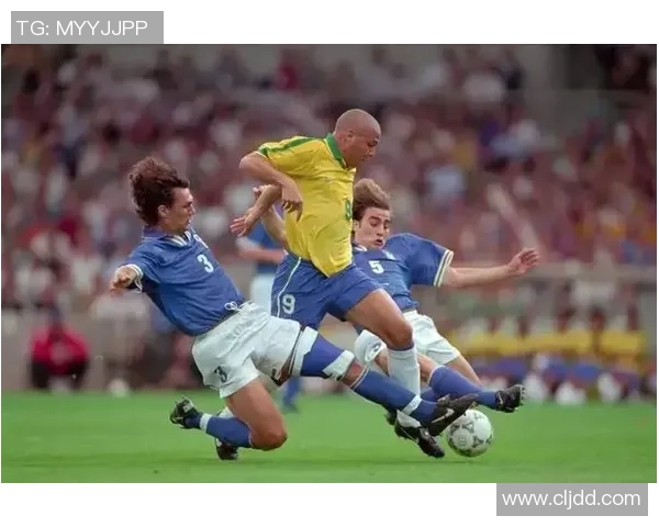 足球明星在赛场上的帅气瞬间展现他们的风采与魅力 足球明星在赛场上的帅气瞬间展现他们的风采与魅力